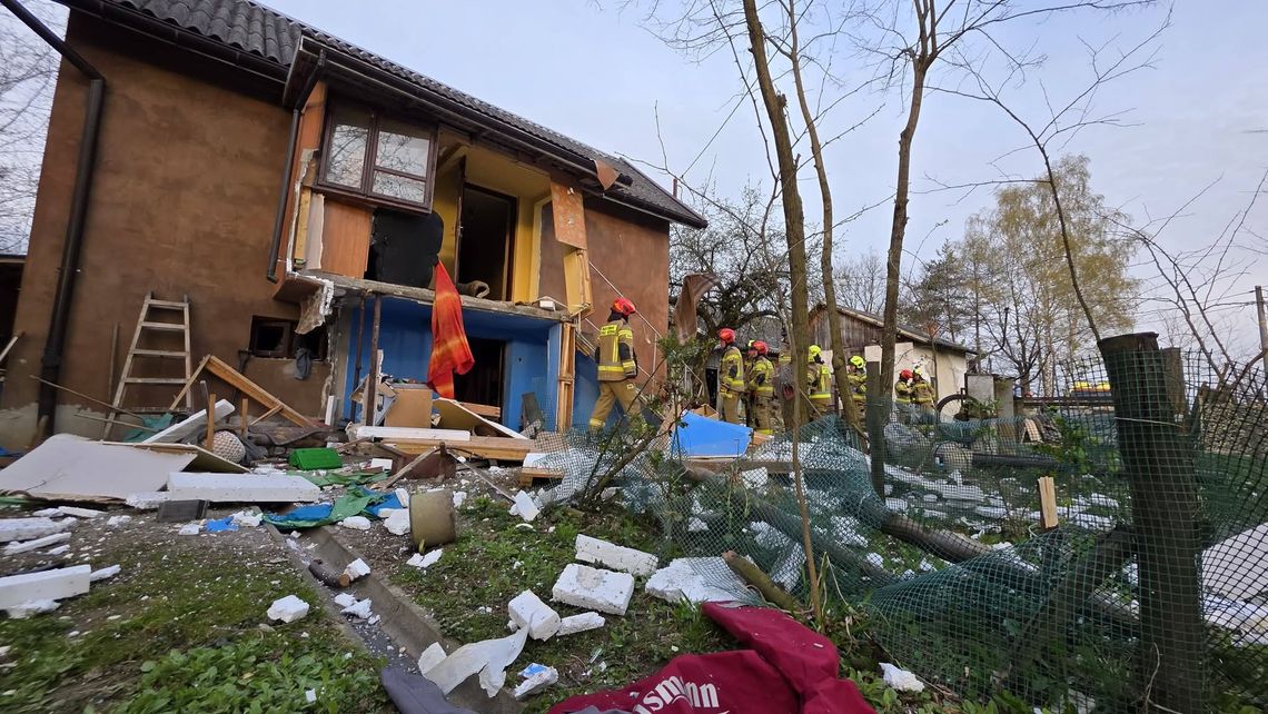 zdjęcie przedstawia uszkodzony budynek, rozerwane ściany ganku w wyniku wybuchu butli gazowej