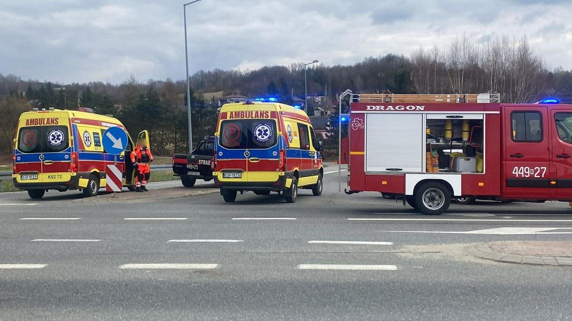 zdjęcie przedstawia dwie karetki pogotowia i samochód straży pożarnej