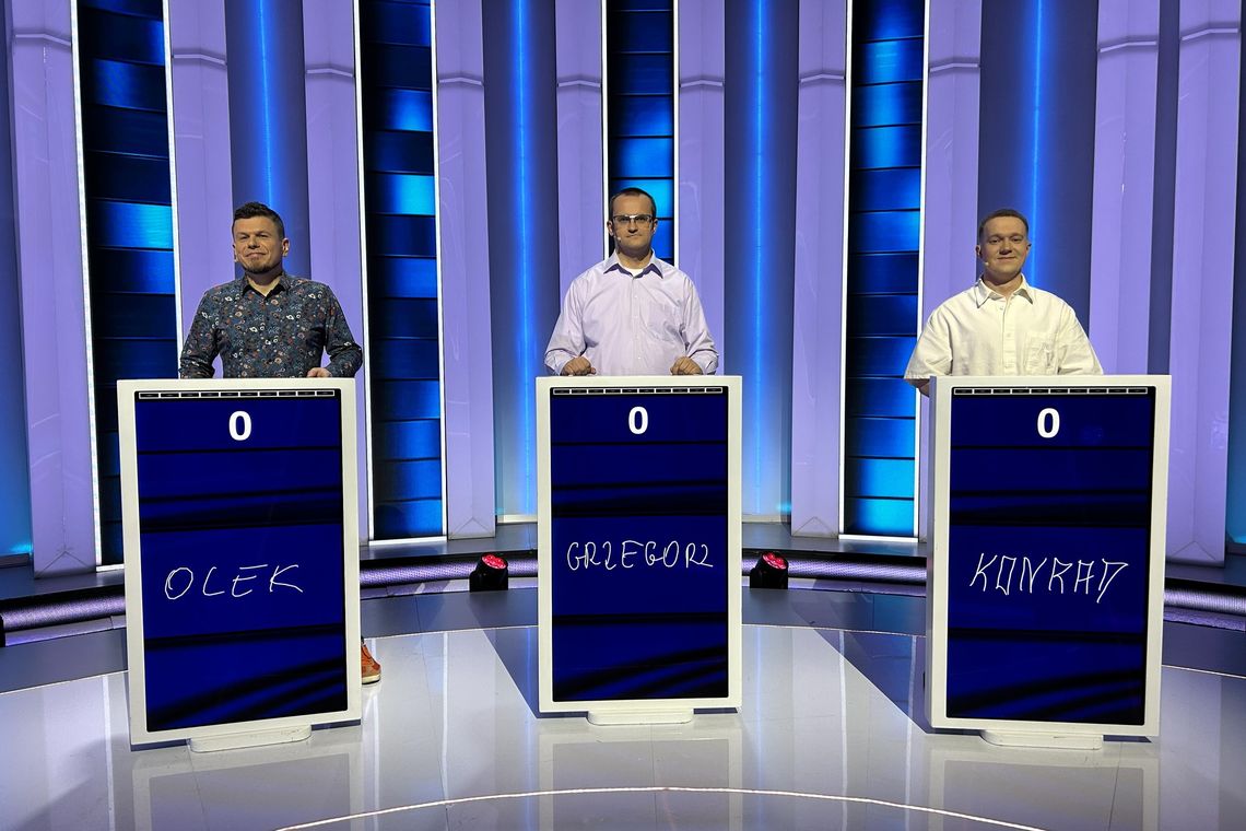 zdjęcie przedstawia trzech mężczyzn w studio za pulpitami