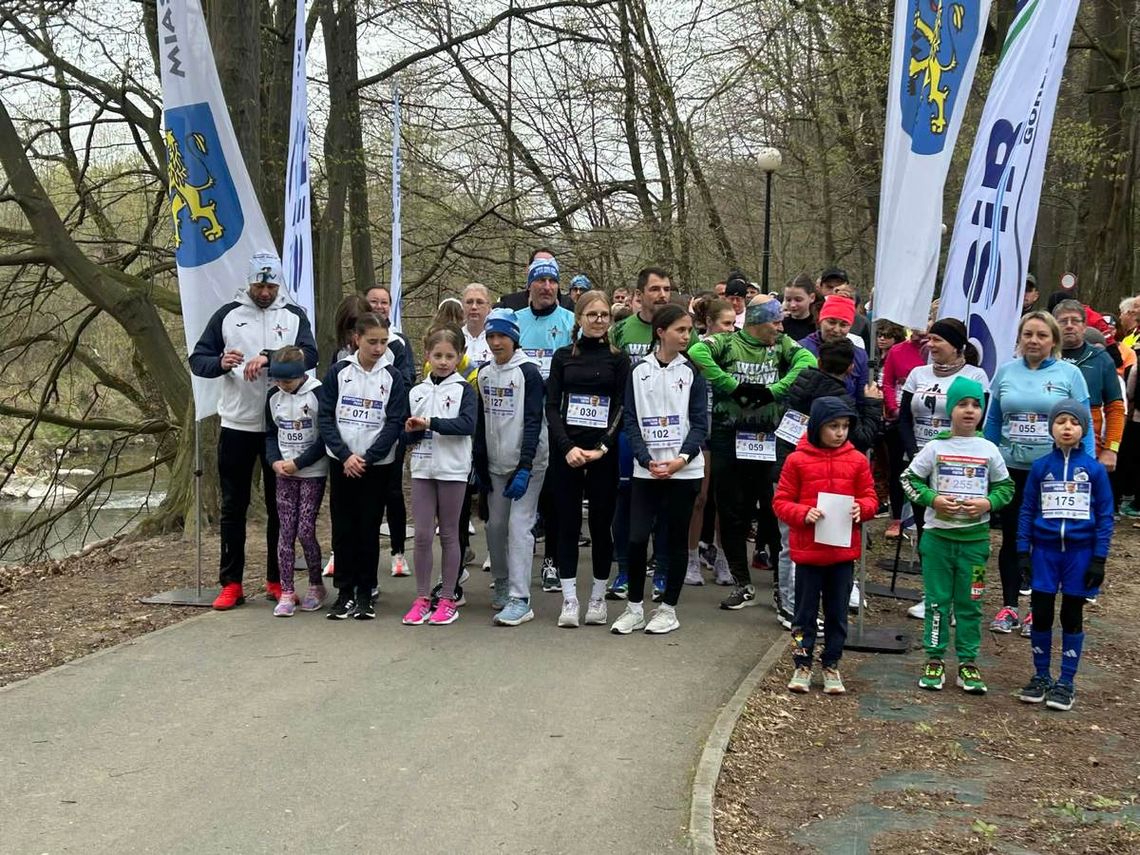 zdjęcie przedstawia grupę osób na starcie szykującą się do biegu