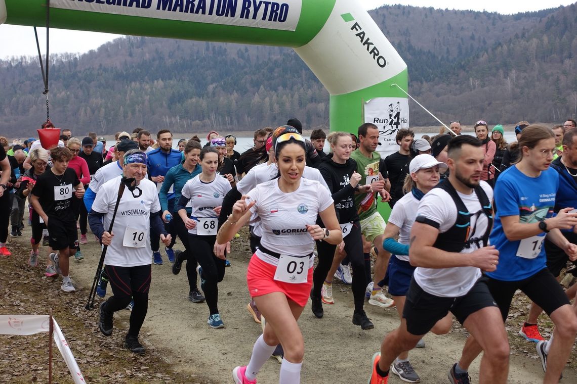 zdjęcie przedstawia biegnącą grupę ludzi