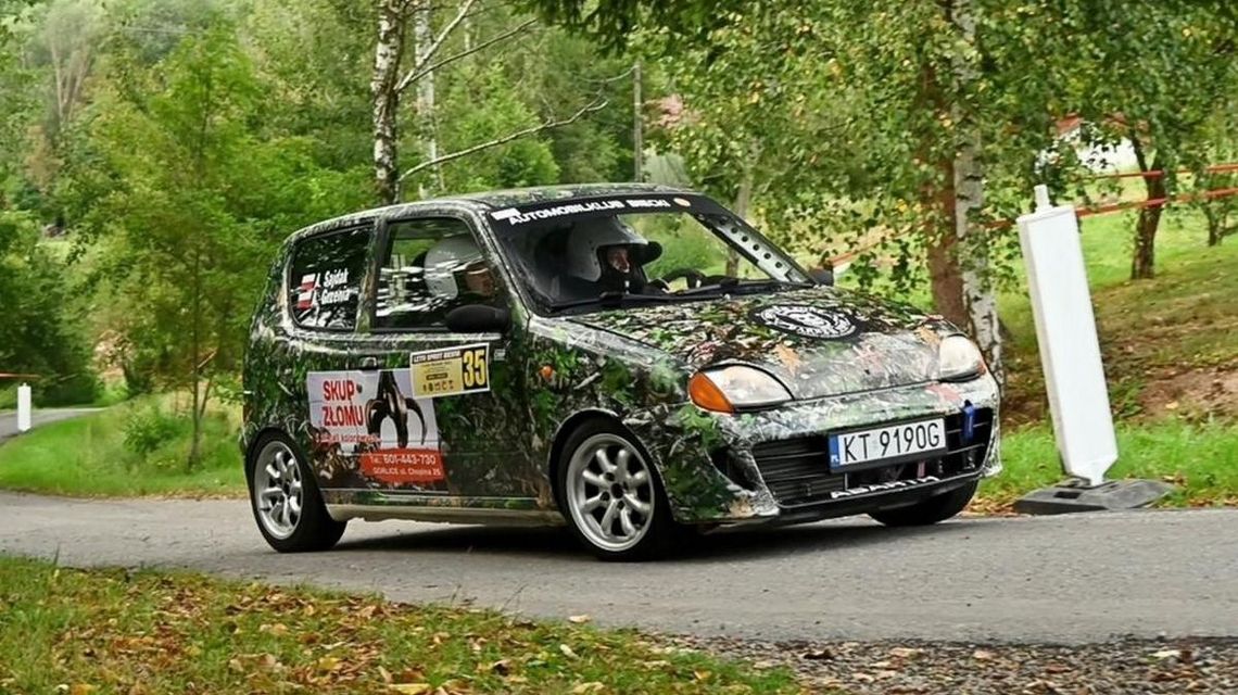 zdjęcie przedstawia samochód wyścigowy na drodze