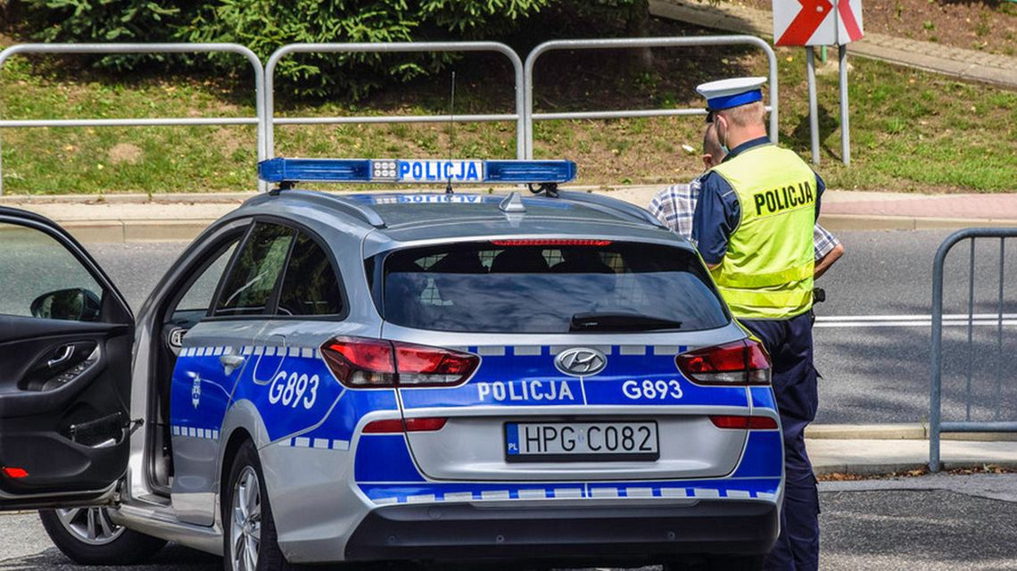 zdjęcie przedstawia policyjny radiowóz