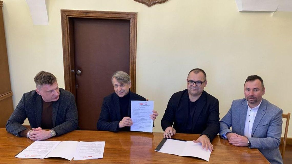 Zdjęcie przedstawia władze gminy Biecz i wykonawców inwestycji