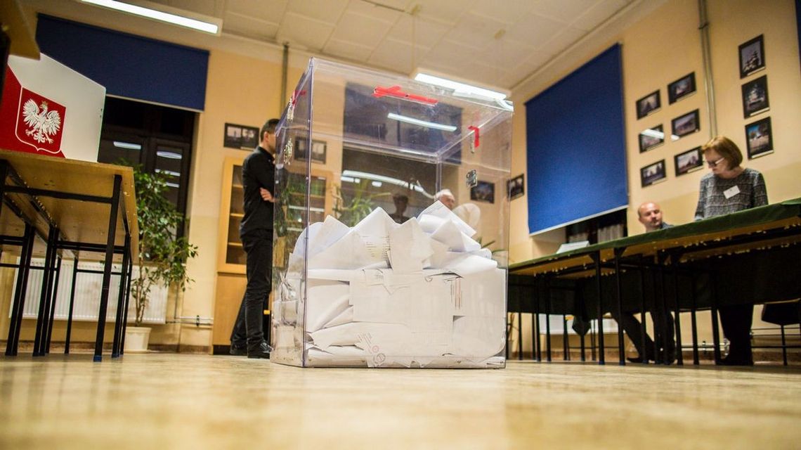 zdjęcie przedstawia szklaną skrzynię w której są kartki