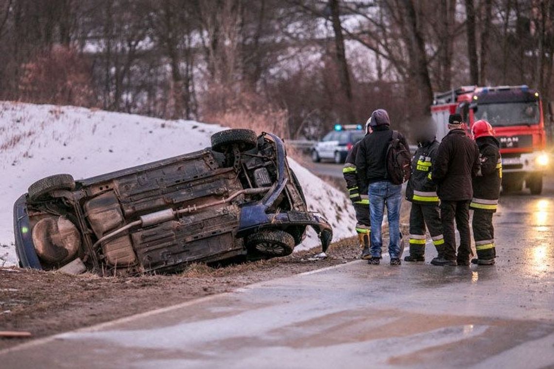 Błoto na drodze, opel na dachu