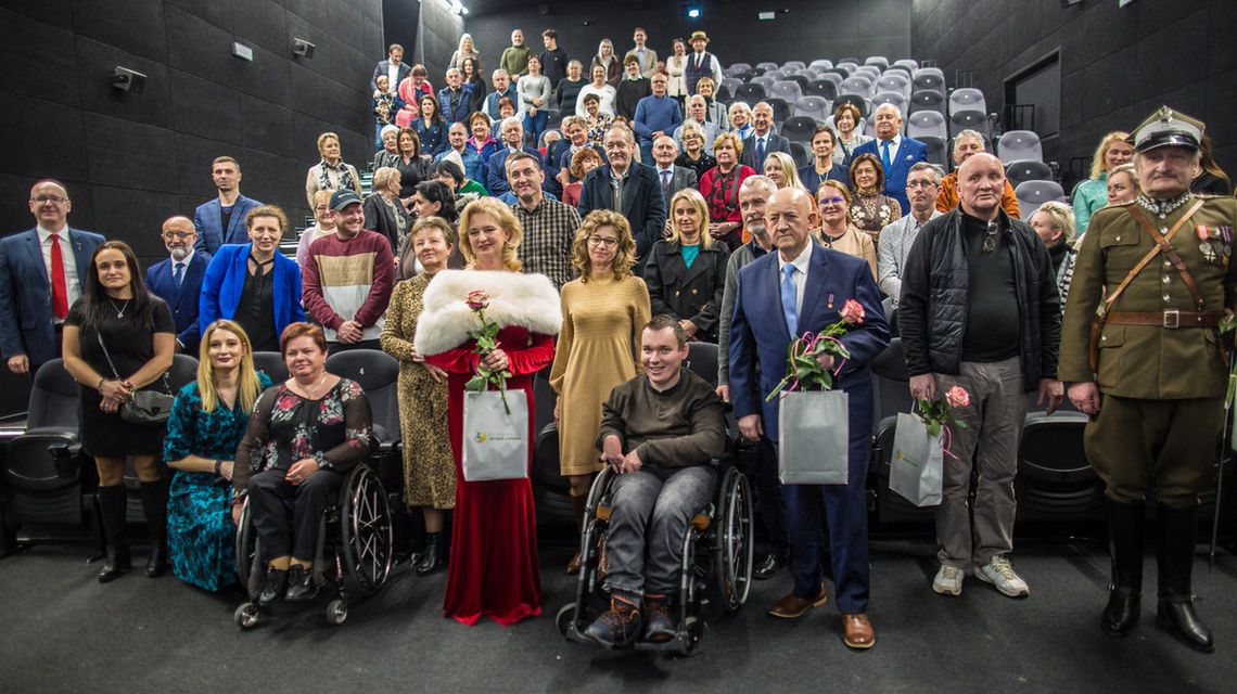 zdjęcie przedstawia grupę osób w kinie