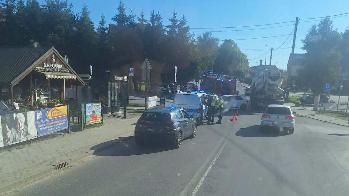 zdjęcie przedstawia samochody stojące na jezdni obok nich straż pożarna i policjanci