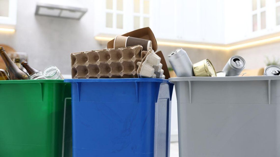 Bobowa. Nowe opłaty za gospodarowanie odpadami komunalnymi zdjęcie przedstawia kosze na odpady