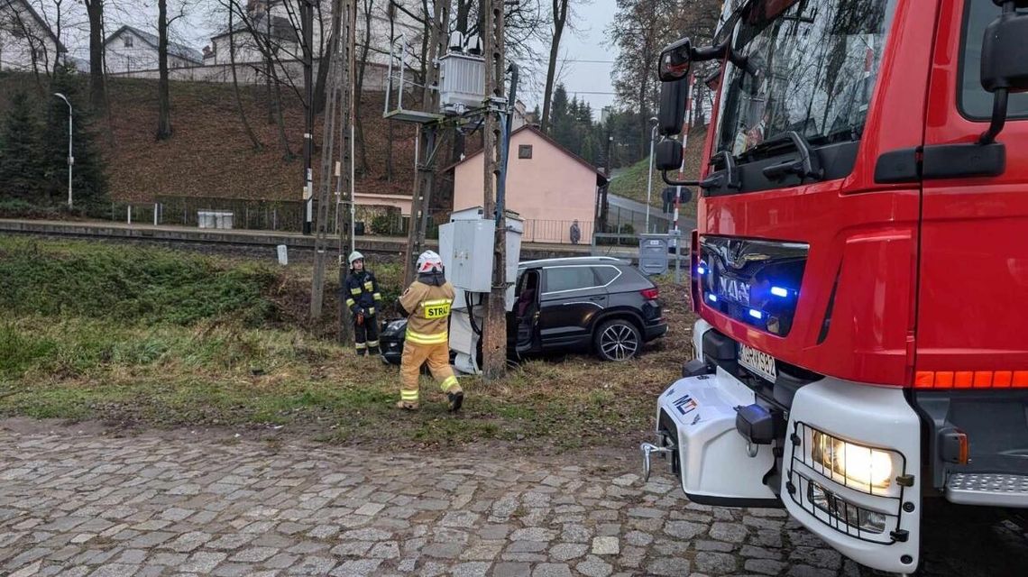 Rozbity samochód stojący obok samochodu straży pożarnej