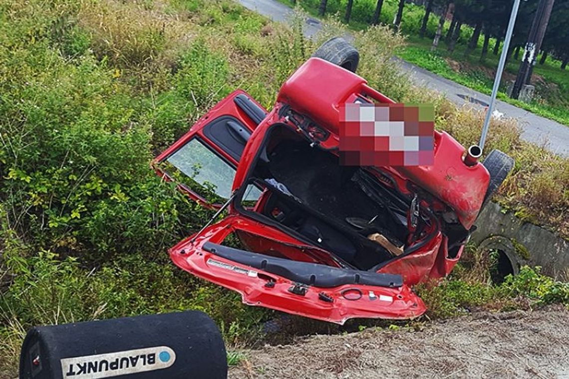 Bobowa. Poważne dachowanie na ul. Węgierskiej