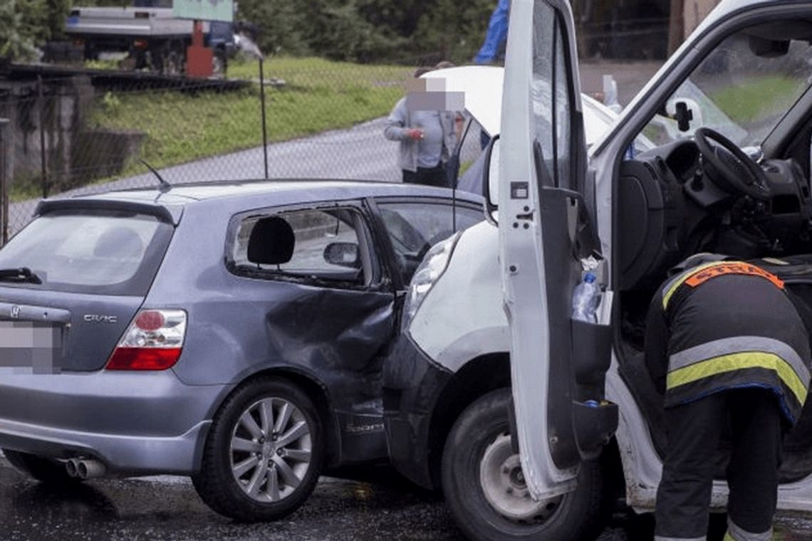 Bobowa: Roczne dziecko trafiło do szpitala po zderzeniu busa i osobówki AKTUALIZACJA