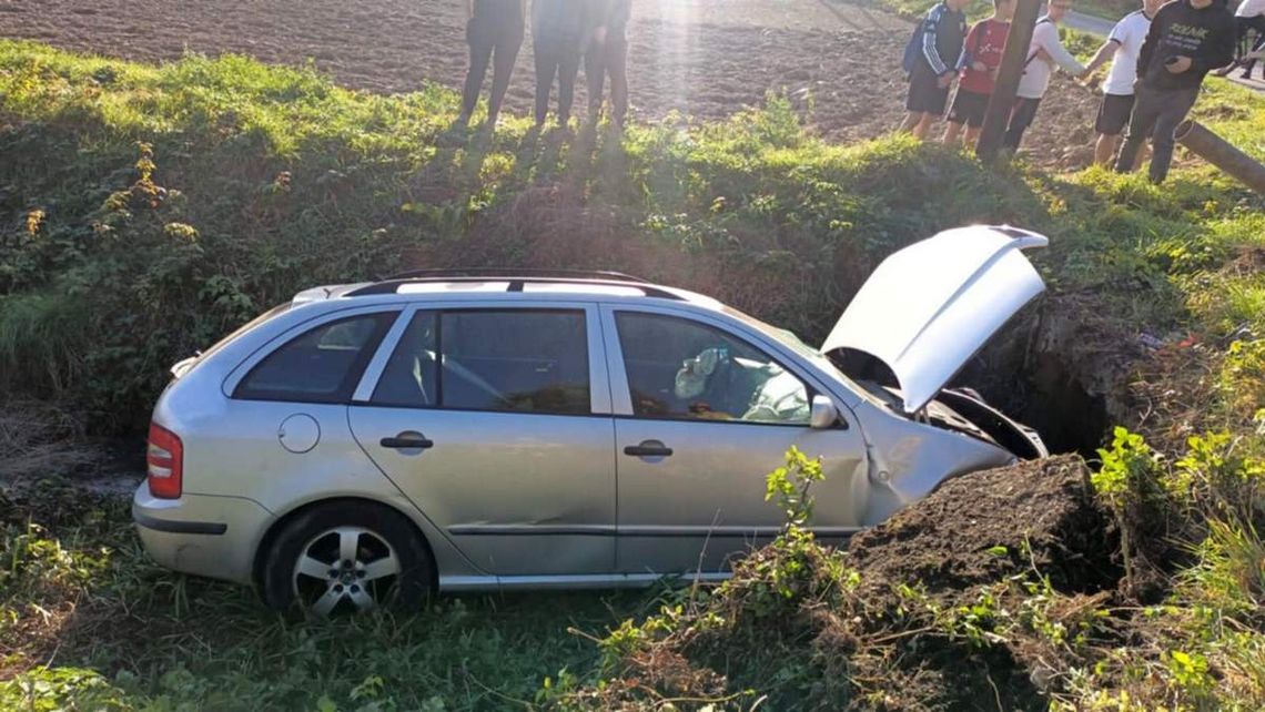 samochód który leży w rowie obok drogi