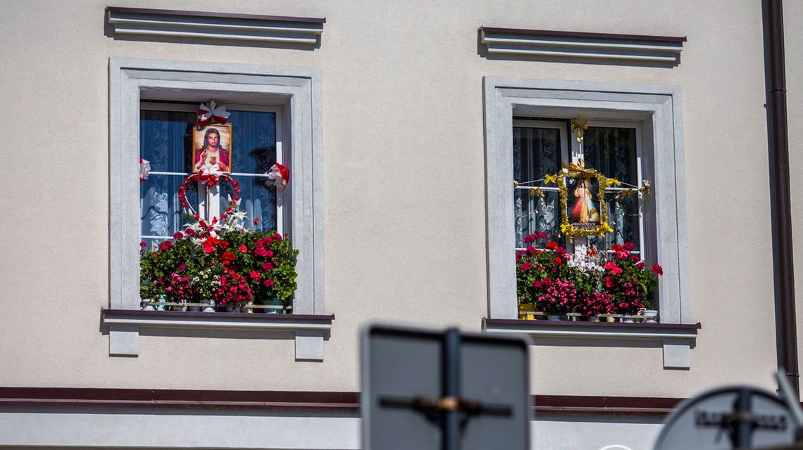zdjęcie przedstawia ołtarze w oknach