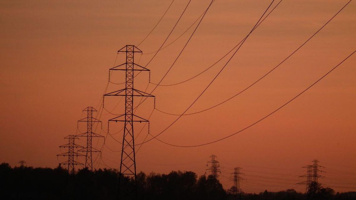 zdjęcie przedstawia słupy energetyczne