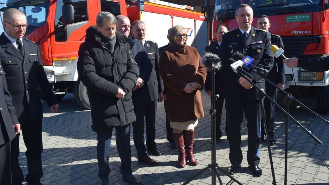 Briefing prasowy poseł na sejm RP, Barbary Bartuś przed siedzibą gorlickich strażaków [FOTO]