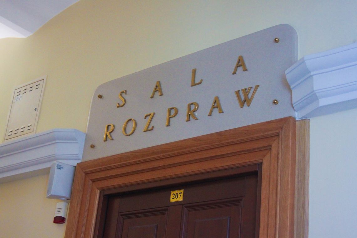 zdjęcie przedstawia wejście na sale sądową