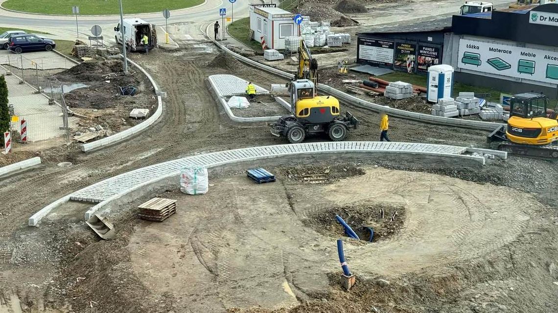 zdjęcie przedstawia budowę ronda w mieście