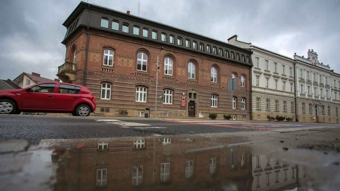 zdjęcie przedstawia budynek z cegły w mieście