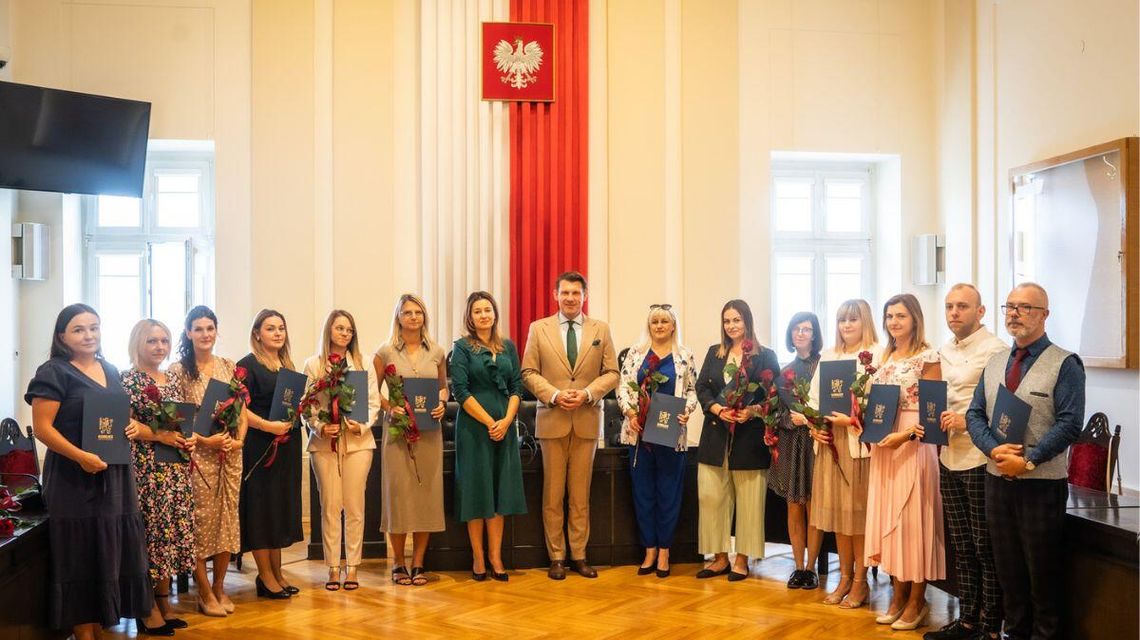 Zdjęcie przedstawia mianowanie pedagogów