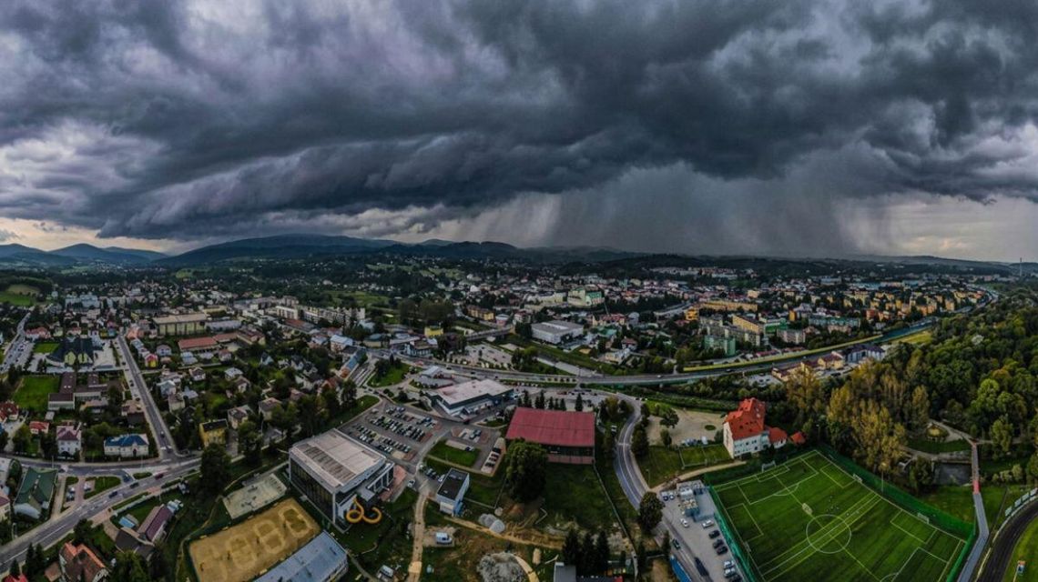 Burze i silny wiatr. Ostrzeżenie dla regionu Zdjęcie przedstawia widok z drona na chmurę opadową