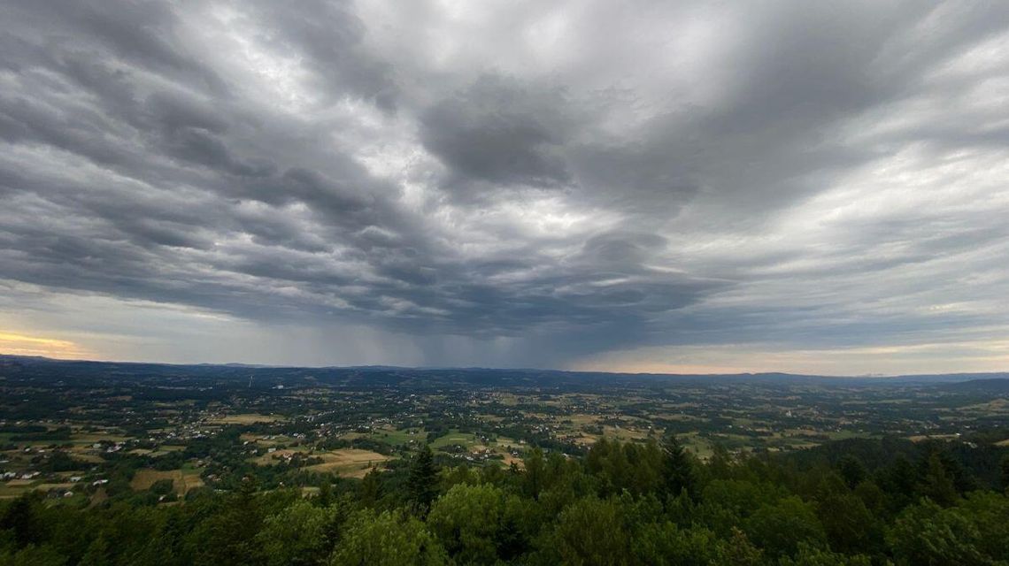 Zdjęcie przedstawia panoramę na opad burziwy