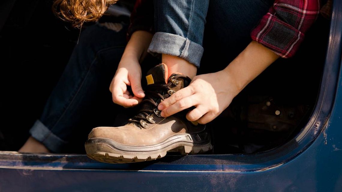 Buty Atlas – na co zwrócić uwagę przed zakupem? zdjęcie przedstawia but na nodze kobiety