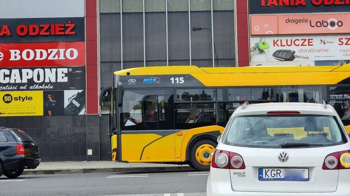 Ceny przejazdów autobusami MZK w górę. Sprawdź, które bilety podrożeją najbardziej zdjęcie przedstawia autobus i samochody jadące po miejskiej ulicy