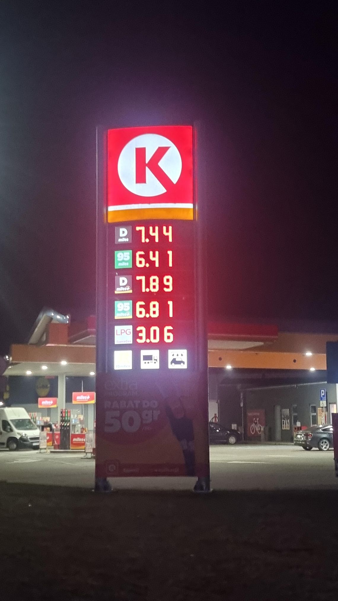 Ceny trochę w dół a wcześniej sporo w górę. Od północy taniej na stacjach Ceny trochę w dół a wcześniej sporo w górę. Od północy taniej na stacjach