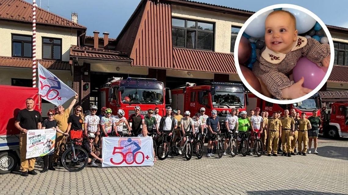 Charytatywny przejazd dla Michalinki. Kolarze odwiedzili strażaków w Gorlicach zdjęcie przedstawia grupę osób z rowerami stojące przed budynkiem straży pożarnej w Gorlicach