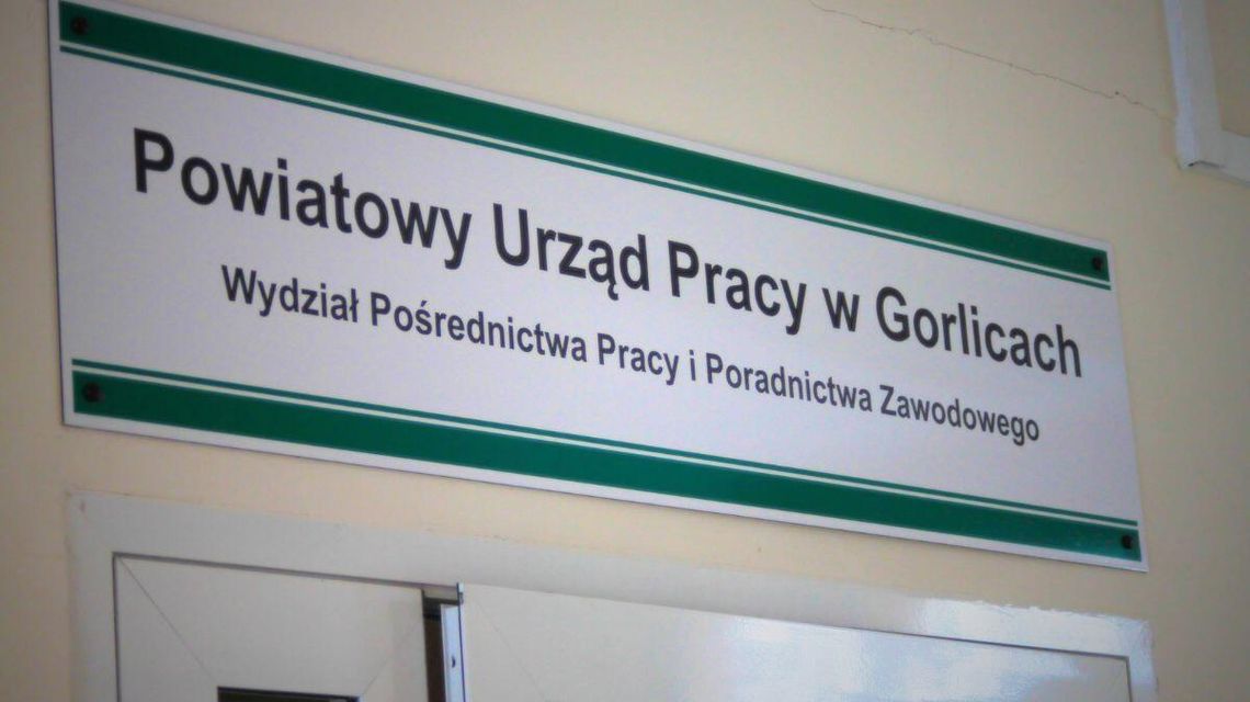 zdjęcie przedstawia tablicę nad drzwiami wejściowymi