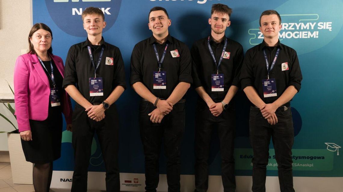 Zdjęcie przedstawia chłopców z nauczycielką