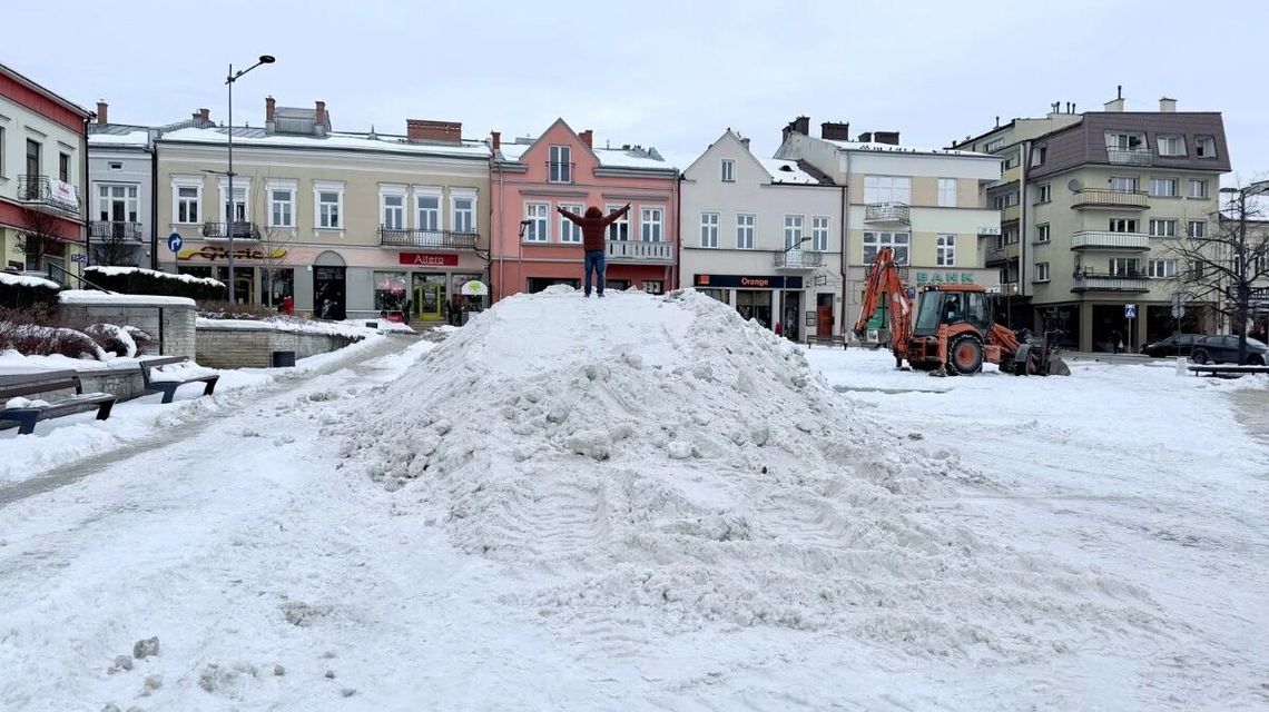 zdjęcie przedstawia górkę usypaną ze śniegu i mężczyznę