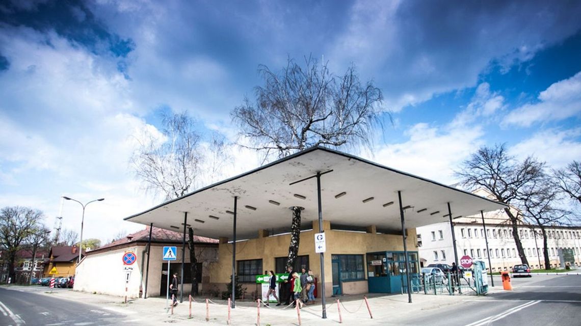 zdjęcie przedstawia mały budynek z wiatą dachową