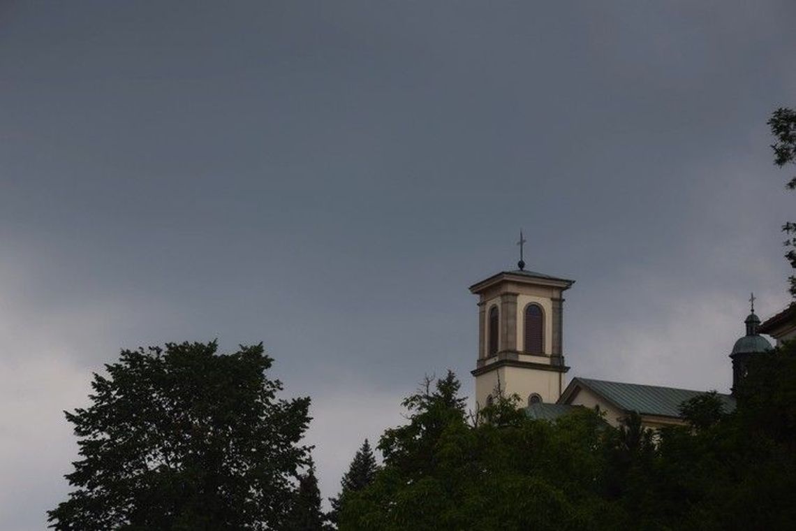 Ciemne chmury nad Gorlicami. Synoptycy prognozują burze z gradem.