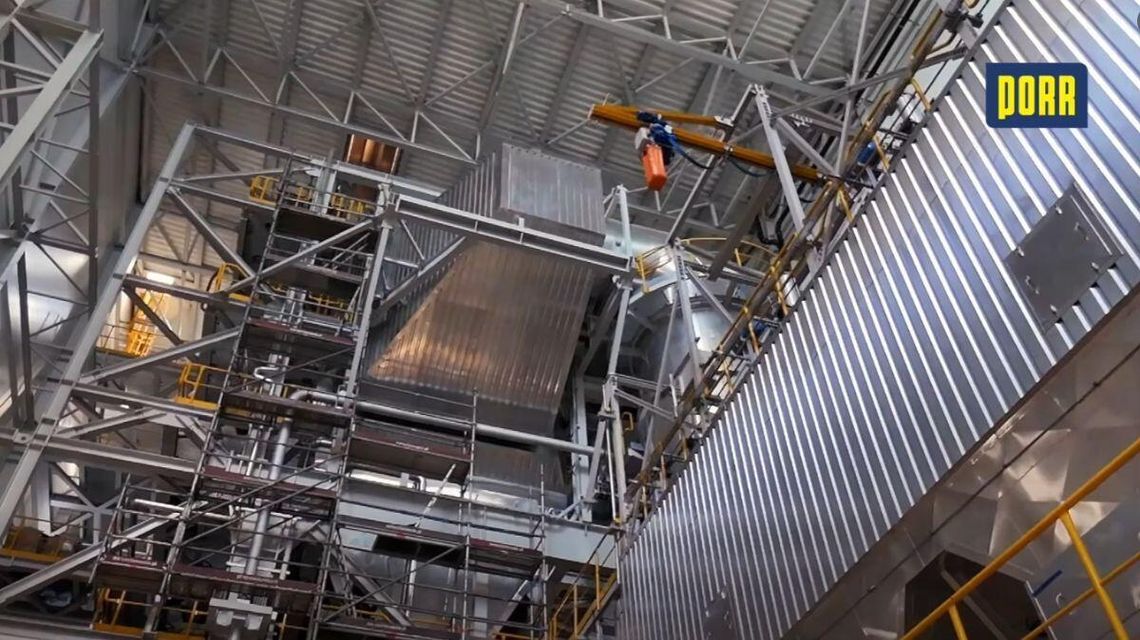 zdjęcie przestawia instalację złożoną z rur i barierek