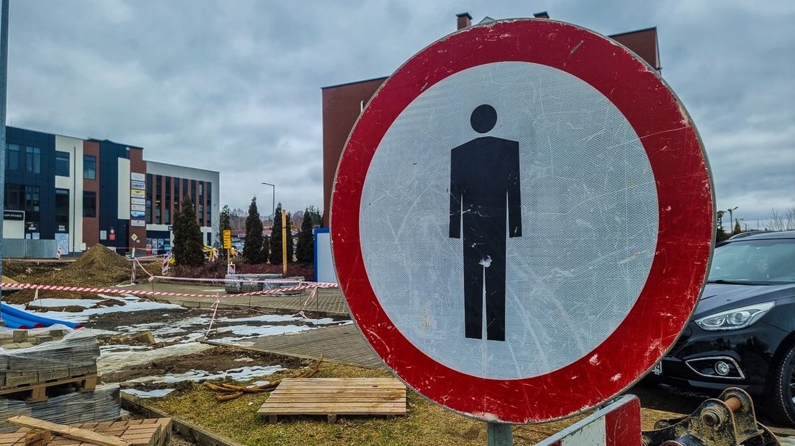 Co dalej z pracami na gorlickim rondzie przy ul. 11 listopada? zdjęcie przedstawia znak z kształtem człowieka