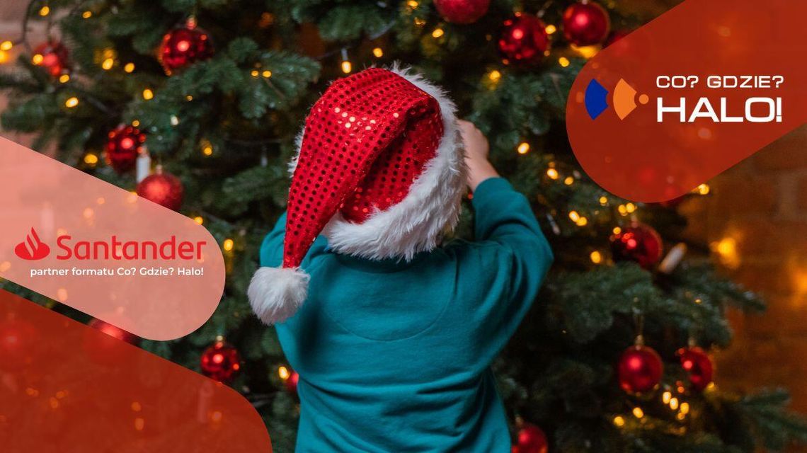 zdjęcie przedstawia dziecko ozdabiające choinke