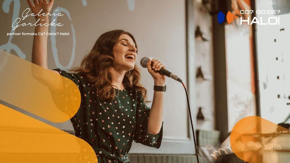 zdjęcie przedstawia śpiewającą kobiete