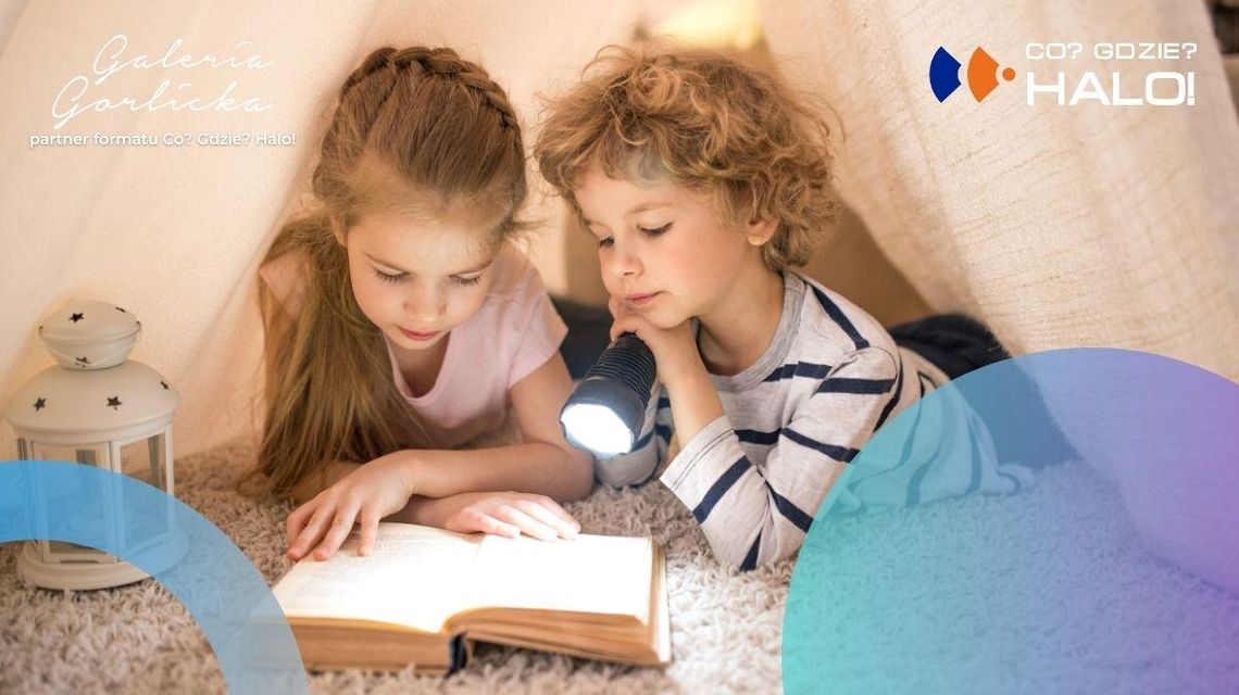 Zdjęcie przedstawia dzieci w domku czytające książkę
