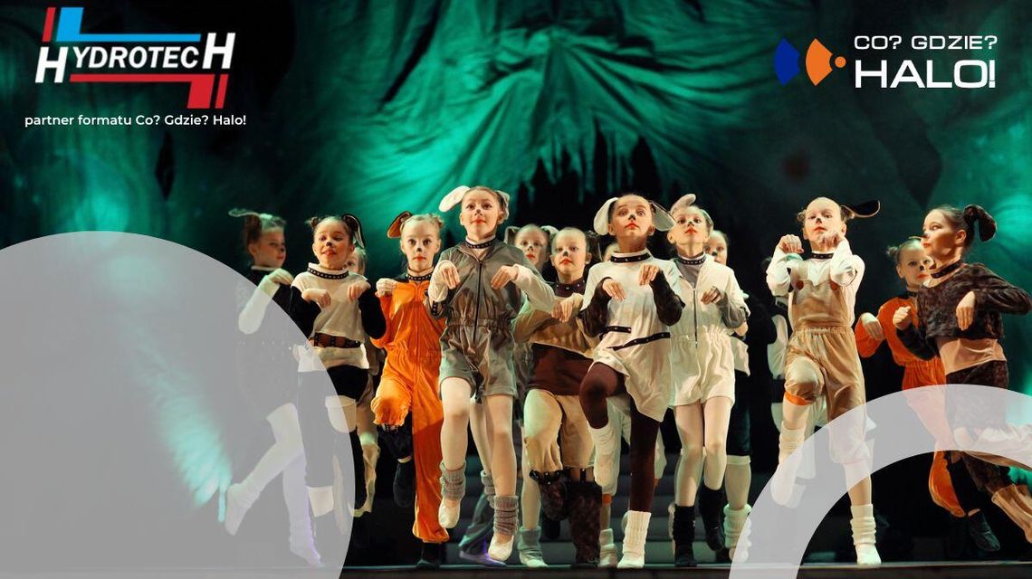 zdjęcie przedstawia dzieci na scenie