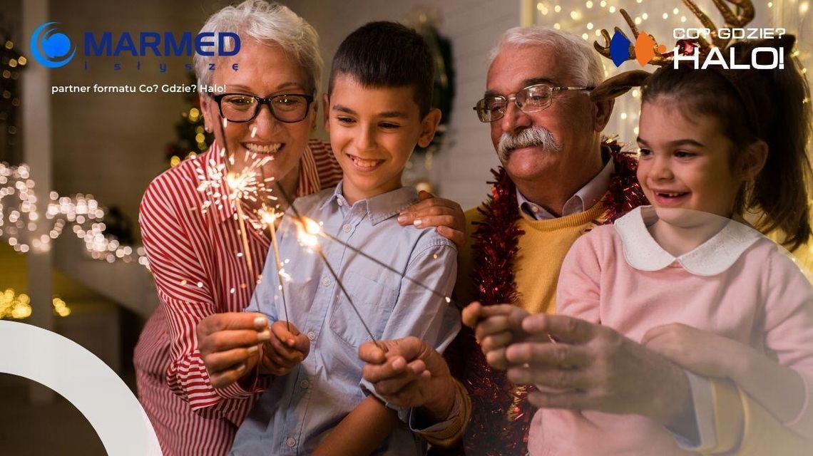 zdjęcie przedstawia dzieci z babcią i dziadkiem