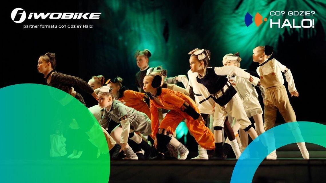 Zdjęcie przedstawia taniec w wykonaniu grupy ludzi