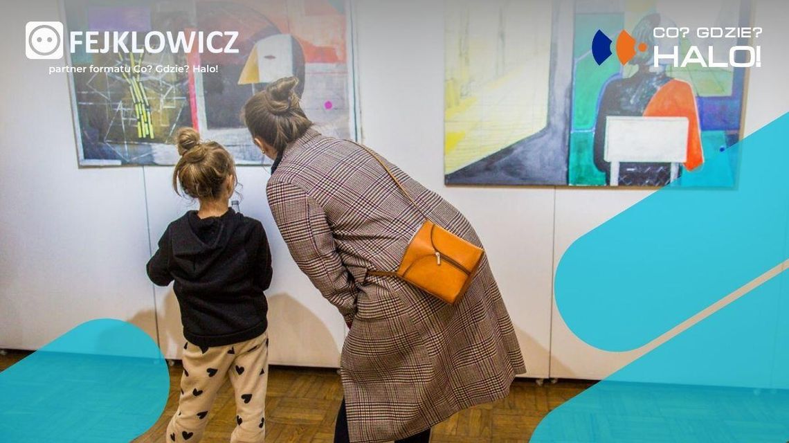 Zdjęcie przedstawia ludzi patrzących na obraz malarski
