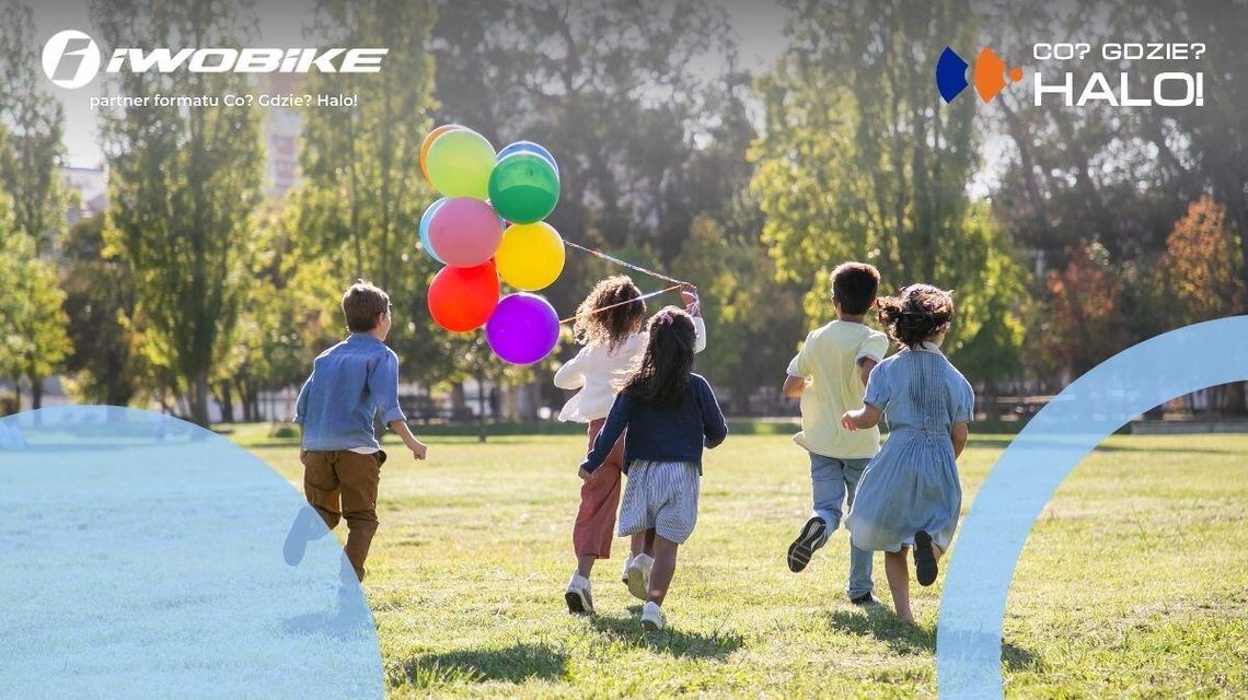 Dzieci biegnące z balonami