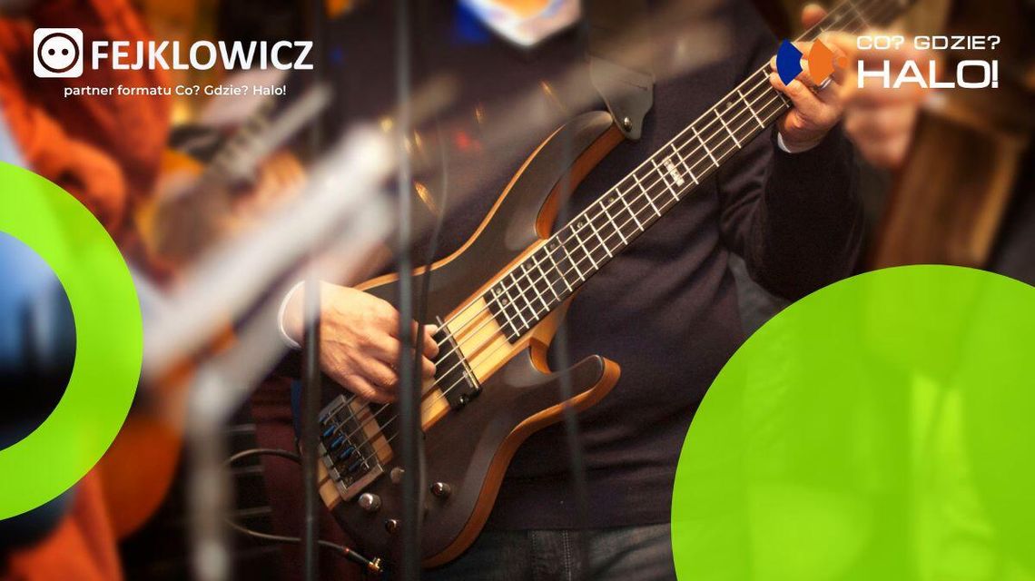 Zdjęcie przedstawia mężczyznę grającego na gitarze elektrycznej