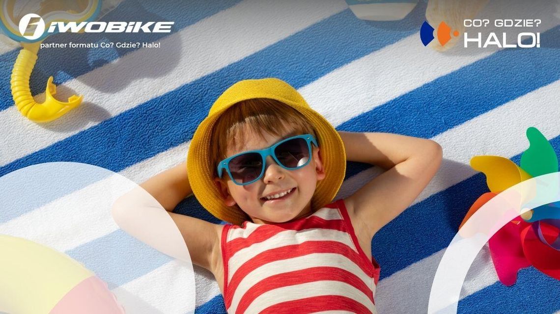Dziecko leżące na kocu na plaży