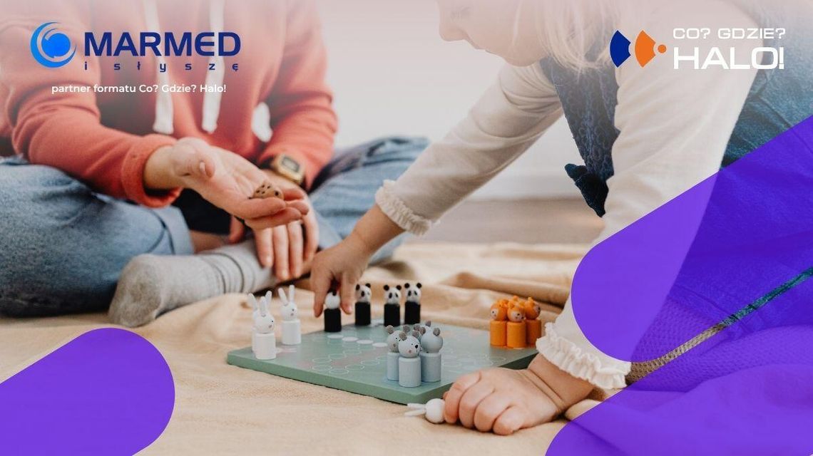 Zdjęcie przedstawia pionki i planszę na ziemi