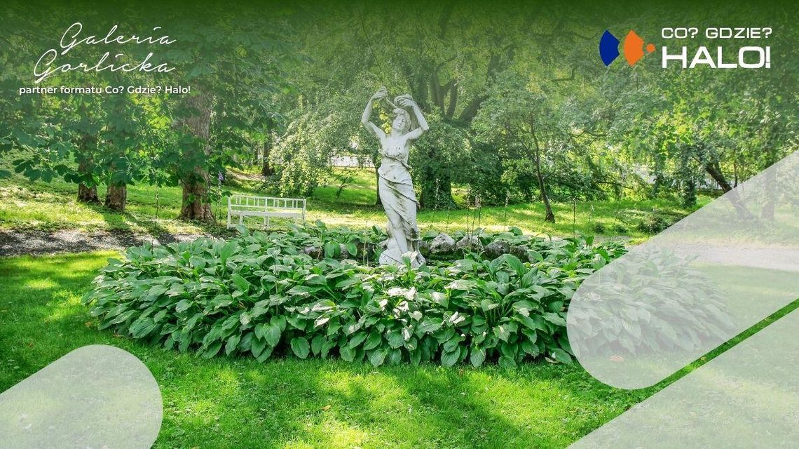 Zdjęcie przedstawia rzeźbę kobiety w ogrodzie