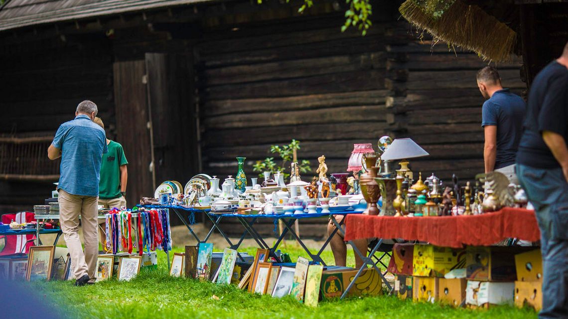 widok na stoły z ułożonymi na nich starymi przedmiotami podczas jarmarku staroci w Szymbarku